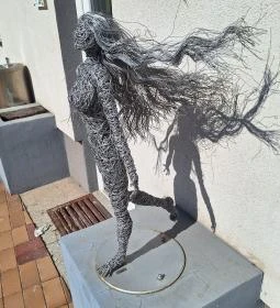 Napfény szobrok (drótszobrok)