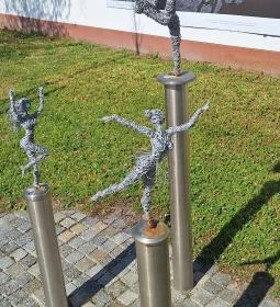 Napfény szobrok (drótszobrok)