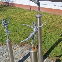 Napfény szobrok (drótszobrok) Kiskunmajsa - Külső kép
