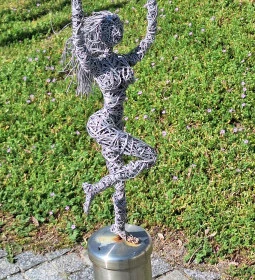 Napfény szobrok (drótszobrok)