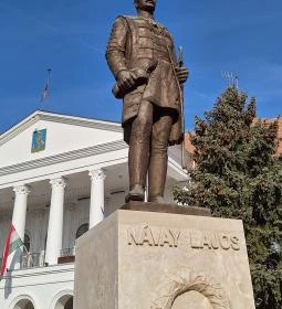 Návay Lajos szobra