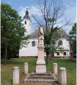  Nepomuki Szent János szobra