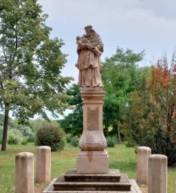  Nepomuki Szent János szobra