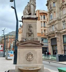 Néreidák-kútszobor