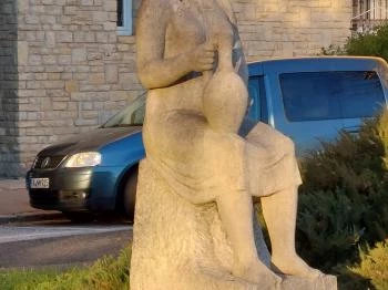 Nő korsóval Budapest