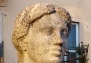 Nő korsóval Budapest