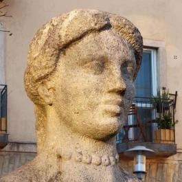 Nő korsóval, Budapest - Egyéb