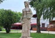 Nő lanttal szobor Balatonszárszó