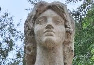 Nő lanttal szobor Balatonszárszó