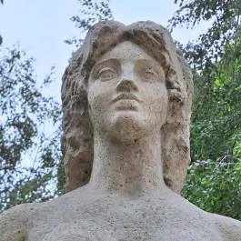 Nő lanttal szobor Balatonszárszó - Belső