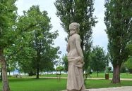 Nő lanttal szobor Balatonszárszó