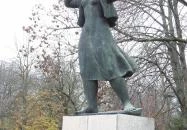 Nő pálmaággal Székesfehérvár