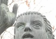 Nő pálmaággal Székesfehérvár