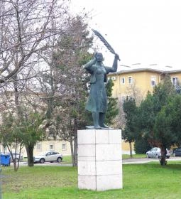 280. legjobb látnivaló: Nő pálmaággal