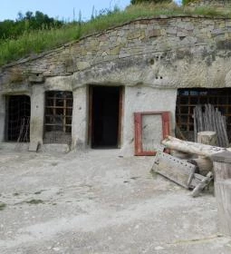 Noszvaji barlanglakások