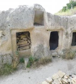 Noszvaji barlanglakások