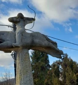 Nyilazó lovas szobor