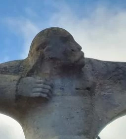 Nyilazó lovas szobor