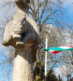 Nyilazó lovas szobor