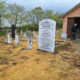 Nyírtassi zsidó temető, Nyírtass - Külső kép