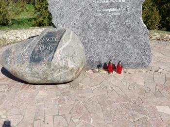 Óceánrepülés emlékmű Felcsút