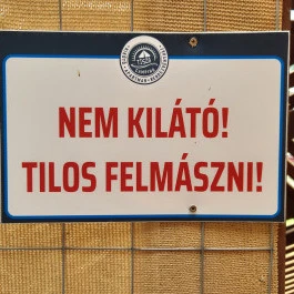 Ölelő ember Rakamaz - Külső kép