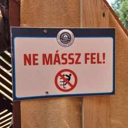 Ölelő ember Rakamaz - Külső kép