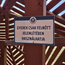 Ölelő ember Rakamaz - Külső kép