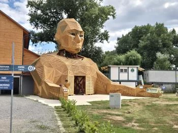 Ölelő ember Rakamaz