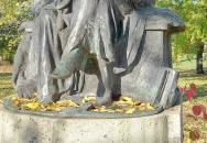 Olvasó lányok szobra Budapest