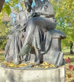 Olvasó lányok szobra