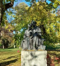 Olvasó lányok szobra