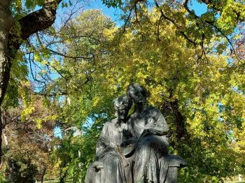 Olvasó lányok szobra Budapest