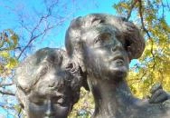 Olvasó lányok szobra Budapest