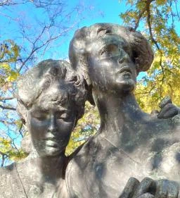 Olvasó lányok szobra