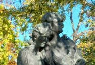 Olvasó lányok szobra Budapest