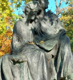 Olvasó lányok szobra