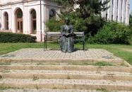 Olvasó nő szobor Szentes