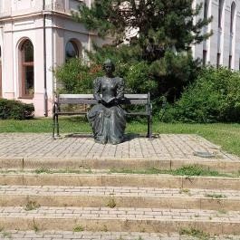 Olvasó nő szobor Szentes - Külső kép