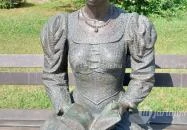 Olvasó nő szobor Szentes