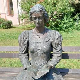 Olvasó nő szobor Szentes - Egyéb