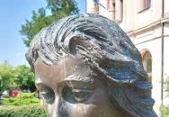 Olvasó nő szobor Szentes