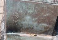 Olvasó nő szobor Szentes