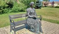 Olvasó nő szobor Szentes - Egyéb