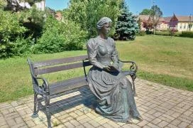 Olvasó nő szobor Szentes