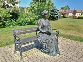 Olvasó nő szobor Szentes