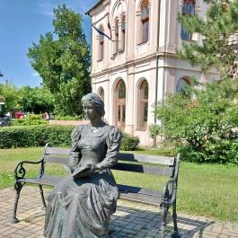 Olvasó nő szobor, Szentes - Egyéb