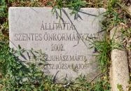 Olvasó nő szobor Szentes