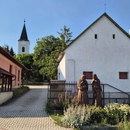 Öregasszonyok Bibliával Iszkaszentgyörgy - Külső kép
