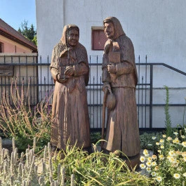 Öregasszonyok Bibliával Iszkaszentgyörgy - Külső kép